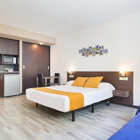 Ginosi Basics Centric Apartel Castelldefels Exteriör bild