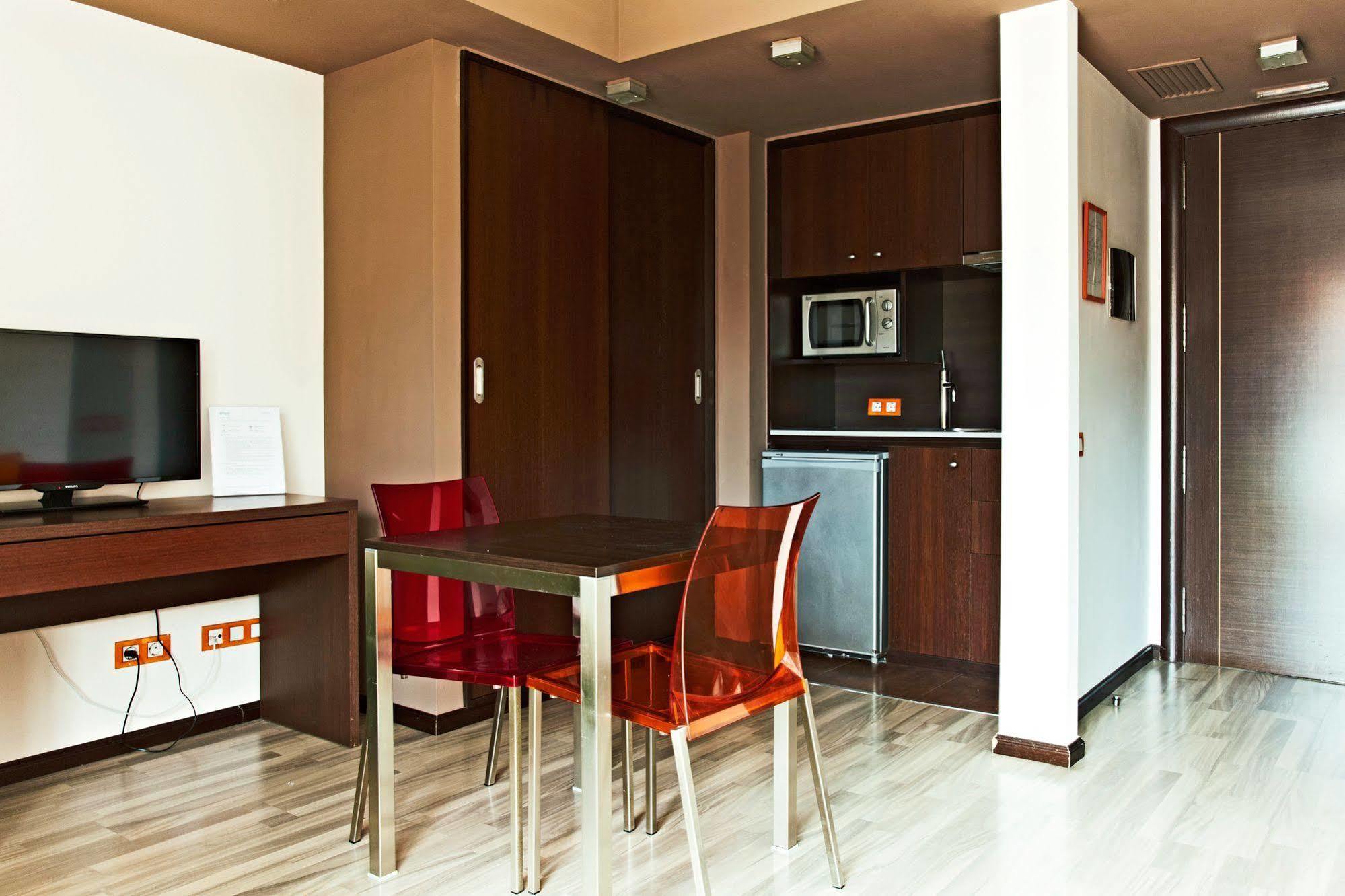 Ginosi Basics Centric Apartel Lägenhet Castelldefels Exteriör bild
