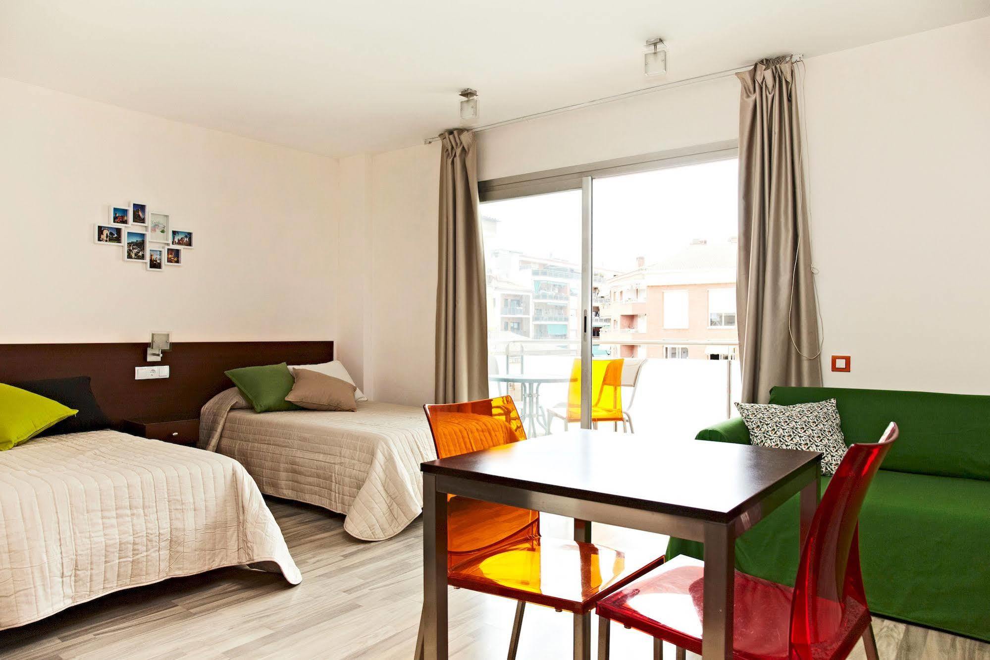 Ginosi Basics Centric Apartel Lägenhet Castelldefels Exteriör bild