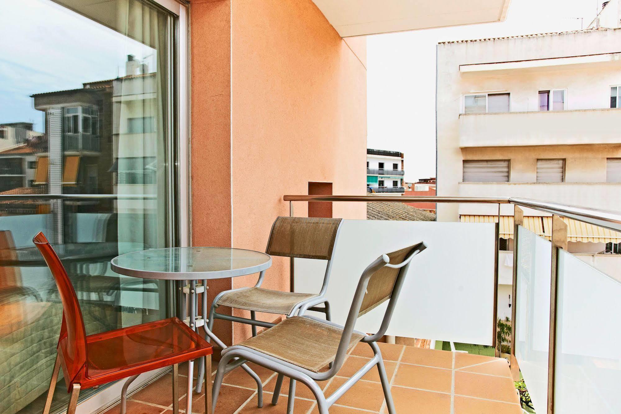 Ginosi Basics Centric Apartel Castelldefels Exteriör bild